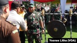 Panglima Kodam XIII/Merdeka Mayjend TNI Madsuni saat hadir dalam penutupan rangkaian operasi teritorial Sintuwu Maroso (19/5) di Mapane, Poso Pesisir utara, Kabupaten Poso, Sulawesi Tengah (foto: VOA) 