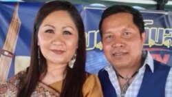 ທ. ຄົມ​ສັນ ຄຳ​ສອນ ຫລື​ຄົມ​ສັນ ພິ​ລາ​ພາ ພ້ອມ​ກັບ​ພັນ​ລ​ະ​ຍາໄປ​ເຮັດ​ບຸນ​ຢູ່​ວັດ​ບຸດ​ດາ​ຣັດ​ຕະ​ນະ​ຣາມ​ໃນ​ນະ​ຄອນ​ຟ​ີນິກ, ລັດ​ອາ​ຣິ​ໂຊ​ນາ