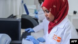  Fadumo Jama Yousuf , une technicienne du laboratoire, dans le centre de Garowe, dans l'Etat du Puntland, en Somalie, le 24 janvier 2018.