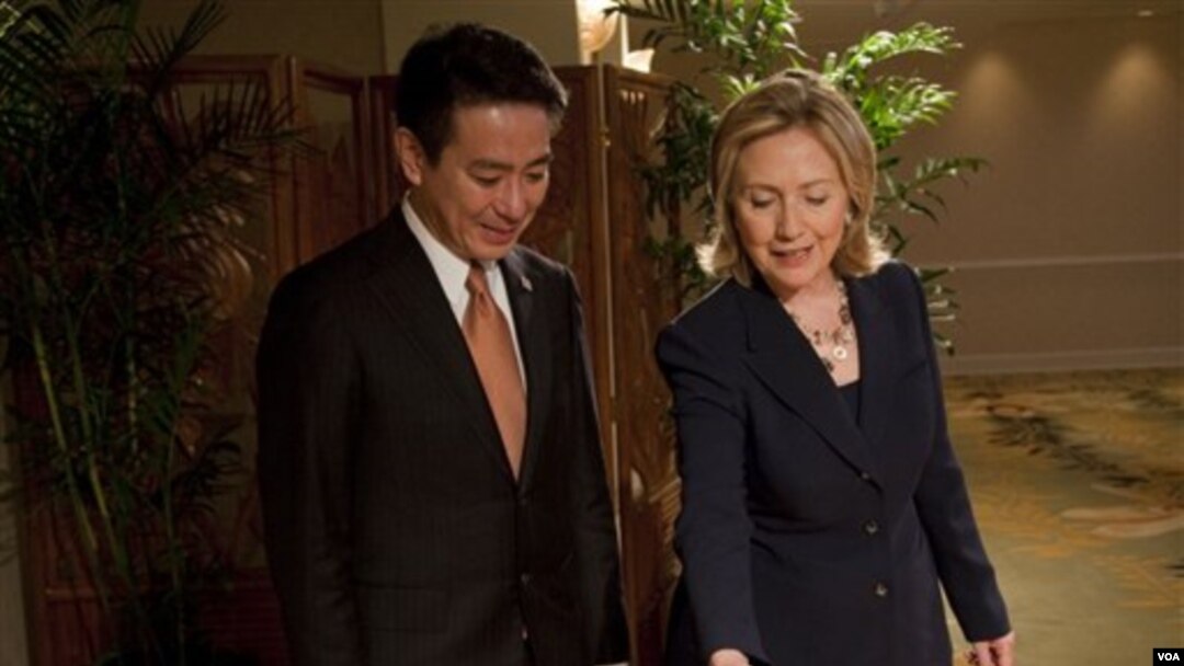 Menlu Amerika Hillary Clinton memberikan satu set miniatur kereta api kepada Menlu Jepang Seiji Maehara saat bertemu di Hawaii.