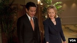 Menlu Amerika Hillary Clinton memberikan satu set miniatur kereta api kepada Menlu Jepang Seiji Maehara saat bertemu di Hawaii.