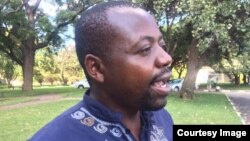 Mutungamiri weAmalgamated Rural Teachers' Union of Zimbabwe, VaObert Masaraure, vapambwa nevanhu vakapakata zvombo.