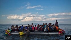 Des migrants arrivent sur la côte turque de l'île grecque de Lesbos, le mercredi 7 octobre 2015. (AP Photo / Muhammed Muheisen)