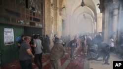 10일 예루살렘 구도심의 알아크사 사원에서 팔레스타인 시위대와 이스라엘 경찰이 충돌했다.