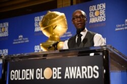 Don Cheadle saat mengumumkan nominasi untuk ajang Golden Globe Awards KE-74 di hotel Beverly Hilton hotel tahun 2016 (dok: AP)