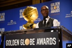 Don Cheadle saat mengumumkan nominasi untuk ajang Golden Globe Awards KE-74 di hotel Beverly Hilton hotel tahun 2016 (dok: AP)