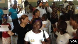 Jamilah Jawara, an Ebola survivor, dances in celebration with fellow survivors, Kenema, Sierra Leone, Oct. 17, 2014. (Nina deVries/VOA)