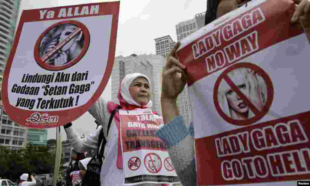Para pendemo dalam sebuah aksi protes menentang konser Lady Gaga, 29 April (Reuters).