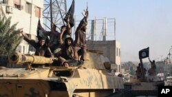 Para pejuang kelompok militan ISIS atau ISIL melakukan parade di Raqqa, Suriah (foto: dok).