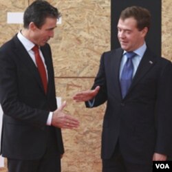 Sekjen NATO Anders Fogh Rasmussen (kiri) dan Presiden Rusia Dmitry Medvedev di Lisabon, 20 November 2010.