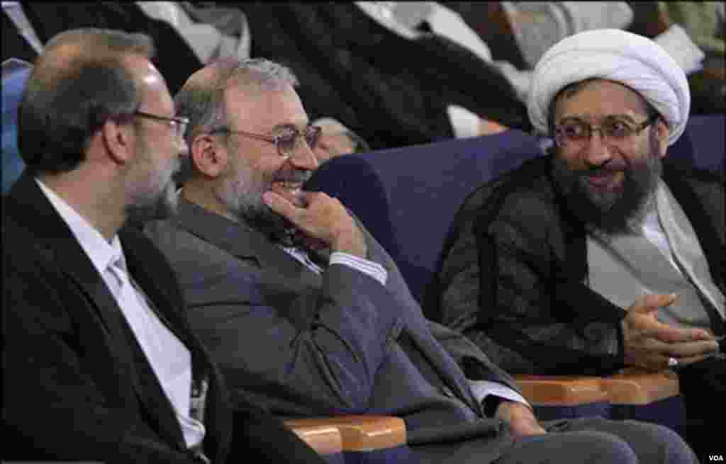 مقام های قضایی ایران از لزوم بازنگری در احکام اعدام می گویند در اظهار نظری کم سابقه، یک مقام ستاد حقوق بشر قوه قضائیه ایران می گوید، جمهوری اسلامی ایران نیاز به بازنگری در اجرای مجازات اعدام را دارد. محمدجواد لاریجانی دبیر ستاد حقوق بشر ایران در جمع گروهی از دانشجویان گفته است، به نظر او رئیس قوه قضائیه به این نتیجه رسیده است که "به اندازه اعدام‌ها از جرایم جلوگیری نمی‌شود؛ بنابر این جای بازنگری دارد."