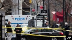 Polisi menyelidiki sebuah mobil yang berhenti di depan gerbang keamanan Balaikota di New York, 5 Februari 2018.