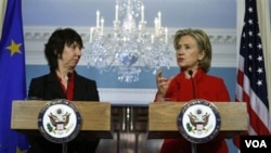 Kepala kebijakan luar negeri Uni Eropa, Catherine Ashton dan Menlu AS Hillary Clinton.