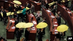 2015年1月14日民主派议员在香港香港特区行政长官梁振英做年度施政报告时打出黄色雨伞和“我要真普选”及“梁振英下台”的横幅