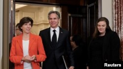 Menlu Prancis, Catherine Colonna (kiri) bersama Menlu AS Antony Blinken sebelum melakukan konferensi pers bersama di Washington, DC hari Jumat (21/10). 