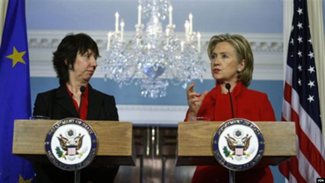 Kepala kebijakan luar negeri Uni Eropa, Catherine Ashton dan Menlu AS Hillary Clinton.