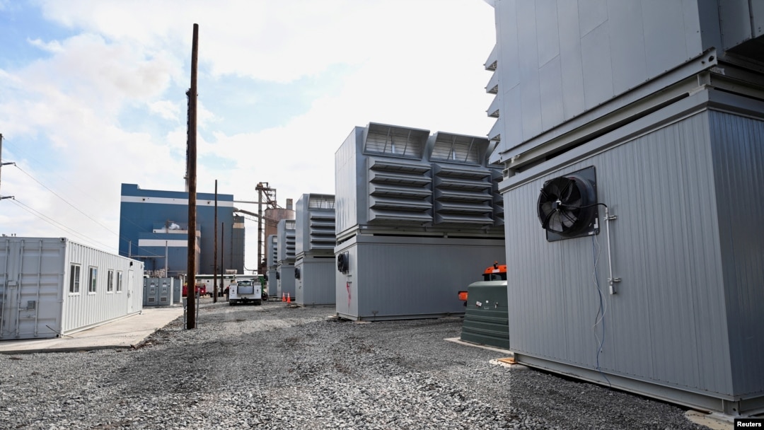 Pennsylvania eyaletinin Kennerdell kasabasında bulunan Scrubgrass Santrali'ndeki bir elektrik üretim istasyonunda, kripto para madencilerini barındıran bir grup bina yer alıyor.