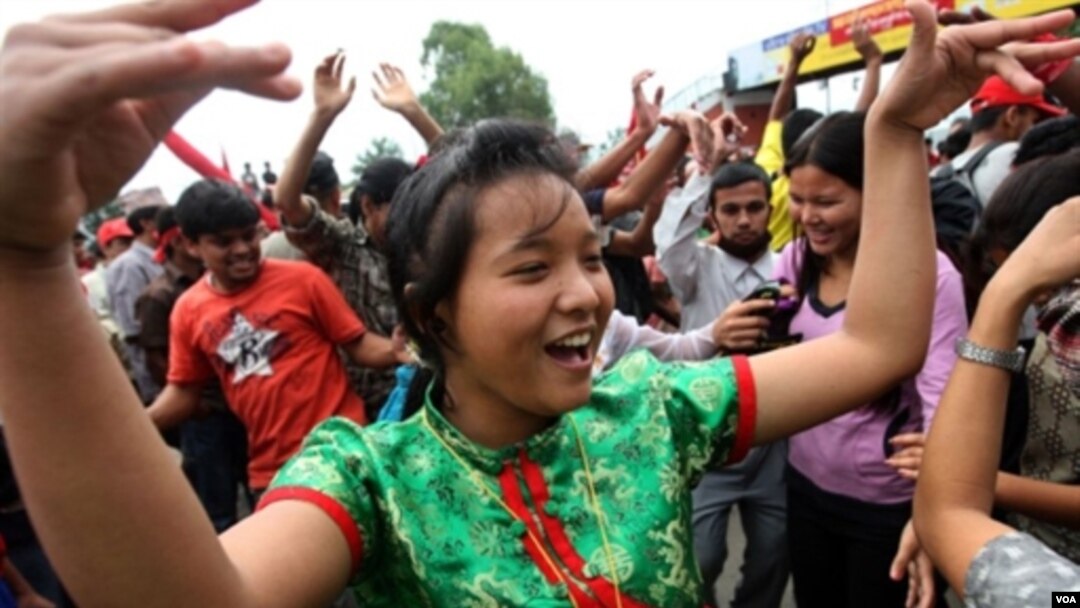 Para warga Nepal pendukung kelompok Maois berdansa di jalan-jalan Kathmandu, 2 Mei 2010.