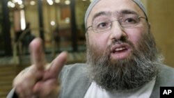 رپورټونه وايي اسلام اباد کې رابلل شوې کانفرنس ته به عمر باکري محمد هم وینا کوي چې د کال ٢٠٠١ د حملو په ستائنه د برطانيي نه ویستل شوی