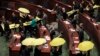 Hồng Kông: Các nhà lập pháp thân dân chủ giương dù vàng phản đối