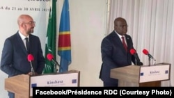 Mokambi ya Conseil européen Charles Michel (G) na président Félix Tshisekedi na bokutani na bapanzi sango na Kinshasa, RDC, 29 avril 2021. (Facebook/Présidence RDC)