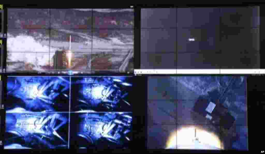 12일 발사에 성공한 북한의 장거리 로켓 은하3호. 평양 통제소 화면. 