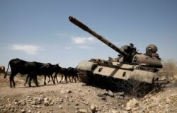 Tank rusak akibat pertempuran antara pemerintah Ethiopia dan pasukan Tigray, dekat kota Humera, Ethiopia, 3 Maret 2021.(REUTERS/Baz Ratner)