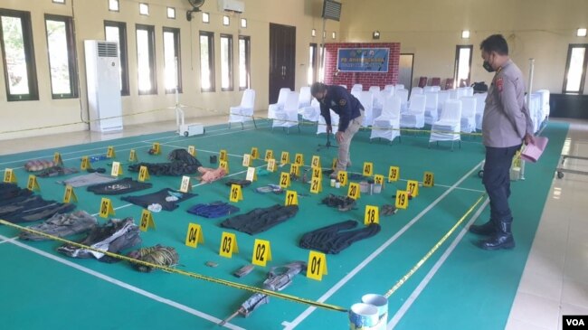 46 item barang bukti termasuk satu pucuk senjata api M16 yang diamankan Satgas Madago Raya pasca kontak tembak yang menewaskan Ali Kalora, pimpinan utama kelompok MIT dan Jaka Ramadhan. Minggu, (19/9/2021) (VOA: Yoanes Litha).