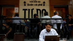 Vijetnamski aktivista An Či pretražuje internet u kafiću Tu Do (Sloboda) u Hanoju, 25. avgusta 2017.