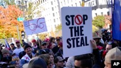 Mbështetësit e Presidentit Trump duke protestuar në Uashington
