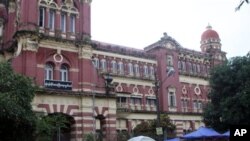 နှစ် ၁၀၀ ကျော်ကြာလာပြီ ဖြစ်တဲ့ ရန်ကုန်မြို့က တရားလွှတ်တော်ချုပ်ရုံး။ (စက်တင်ဘာလ ၁၀ ရက်၊ ၂၀၁၂)။