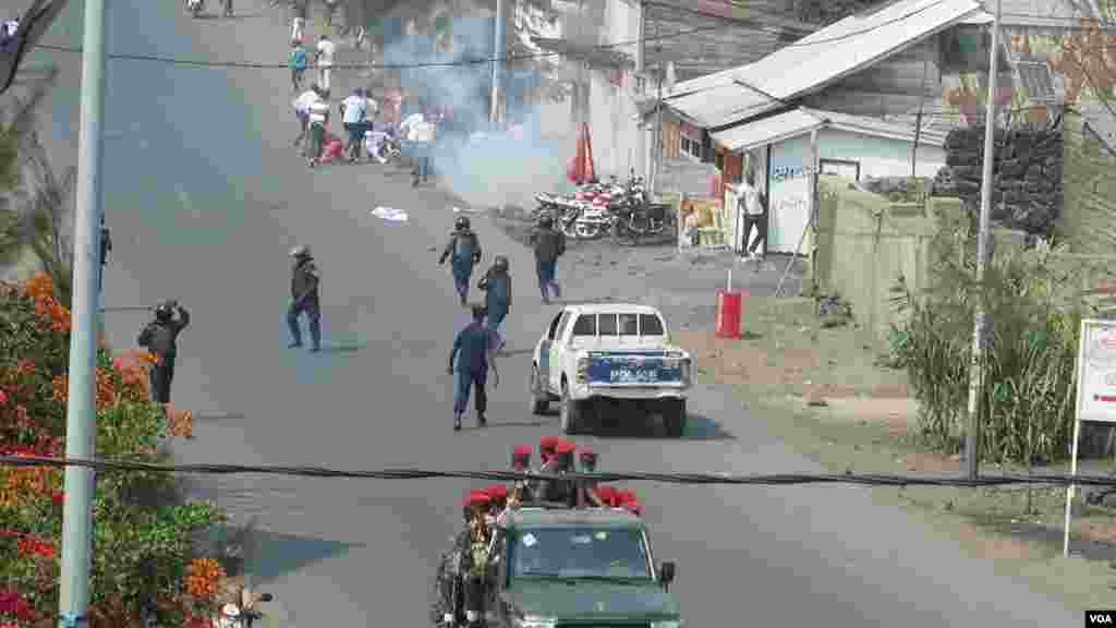 Les policiers patrouillent dans les rues de Goma, le 31 juillet 2017.&nbsp; (VOA/Charly Kasereka)