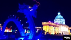 资料照片：中国四川自贡灯贸集团在美国维吉尼亚州劳登郡举办的灯会所展示的中国龙与美国国会大厦。(2018年12月22日)