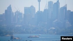 La ville de Sydney est enveloppée par une fumée provenant d'incendies dans le nord de la ville, en Australie, le 11 novembre 2019.