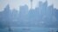 La ville de Sydney est enveloppée par une fumée provenant d'incendies dans le nord de la ville, en Australie, le 11 novembre 2019.