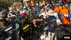 Clashes between protestors and the riots police in front of the Senate of Cambodia on July 24, 2015. (Neou Vannarin/VOA Khmer)