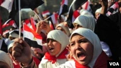 Para perempuan Mesir ikut berpartisipasi dalam perayaan sepekan lengsernya Mubarak di Lapangan Tahrir, Kairo hari Jumat (18/2).
