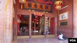 A Chinese temple leads to the Tuan Hoa public school in Cambodia's capital (Photo: N. Vannarin / VOA)