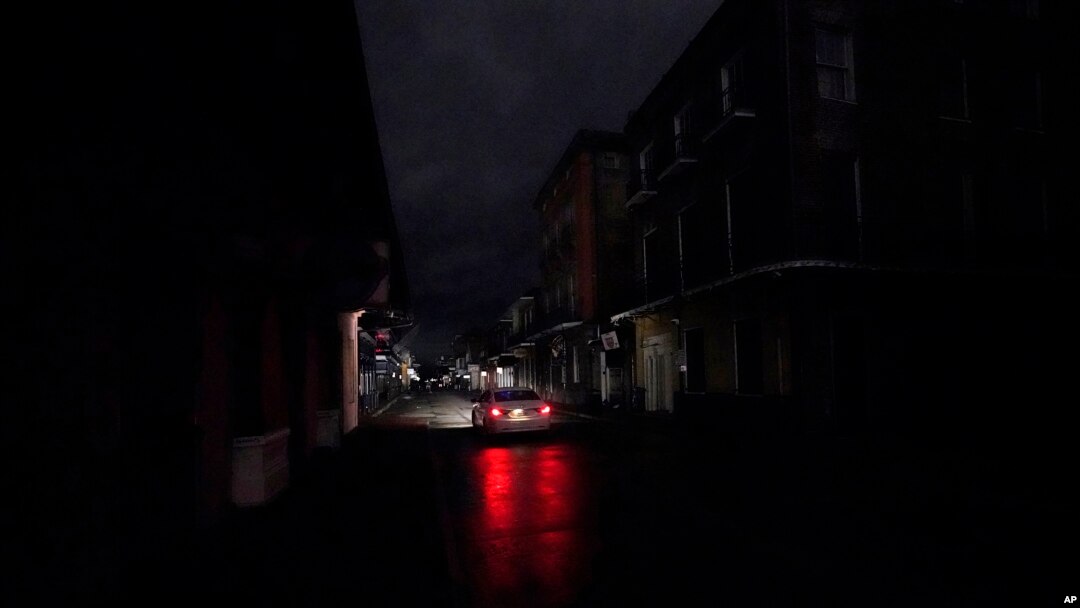 Sebuah mobil melintas di jalan Bourbon Street, kawasan French Quarter, New Orleans, 28 Oktober 2020. Listrik di sebagian besar kawasan kota itu padam akibat Badai Zeta.