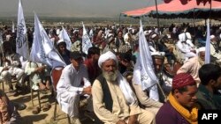 اجتماع میں شرکا کے بیٹھنے کے لیے قطاروں میں کرسیاں لگائی گئی تھیں جب کہ طالبان کے مسلح افراد جگہ جگہ متعین نظر آ رہے تھے۔