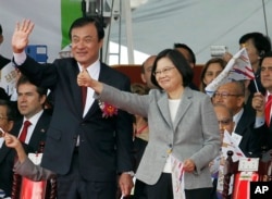 FILE - Taiwan President Tsai Ing-wen, right, and Su Chia-chyuan, speaker of the Legislative Yuan, cheer with audience during National Day celebrations in front of the Presidential Building in Taipei, Taiwan, Oct. 10, 2018.