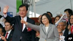 Presiden Taiwan Tsai Ing-wen (kanan) dan Su Chia-chyuan, juru bicara legistatif Yuan, menyalami para hadirin dalam perayaan National Day di depan Gedung Kepresidenan di Taipei, Taiwan, 10 Oktober 2018. (Foto: dok). 