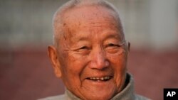 ນັກປີນພູຊາວ ເນປານ ທ່ານ Min Bahadur Sherchan, ອາຍຸ 85, ຍິ້ມໃນເວລາທີ່ເພິ່ນ ສຳເລັດການຝຶກໂຍຄະ
ໃນຕອນເຊົ້າ ຢູ່ບ້ານຂອງເພິ່ນ ໃນນະຄອນຫຼວງ Kathmandu, ປະເທດ ເນປານ. 12 ເມສາ, 2017. 