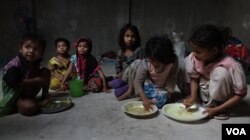 Some Rohingya refugee children taking their meals inside a refugee camp in West Bengal. (Shaikh Azizur Rahman/VOA)