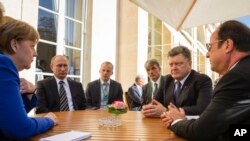 Abakuru b'ibihugu Angela Merkel w'Ubudage, Vladimir Putin w'Uburusiya, Petro Poroshenko wa Ukraine, na Francois Hollande w'Ubufransa