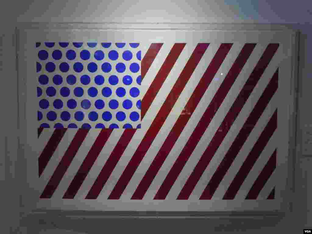 Roy Lichtenstein, "Forms in Space", 1985. (VOA/J. Taboh)