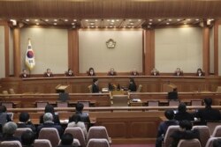 Ketua Mahkamah Konstitusi Korea Selatan, Yoo Nam-seok (tengah atas) bersama dewan hakim lainnya di Mahkamah Konstitusi, Seoul, Korea Selatan, 27 Desember, 2019.