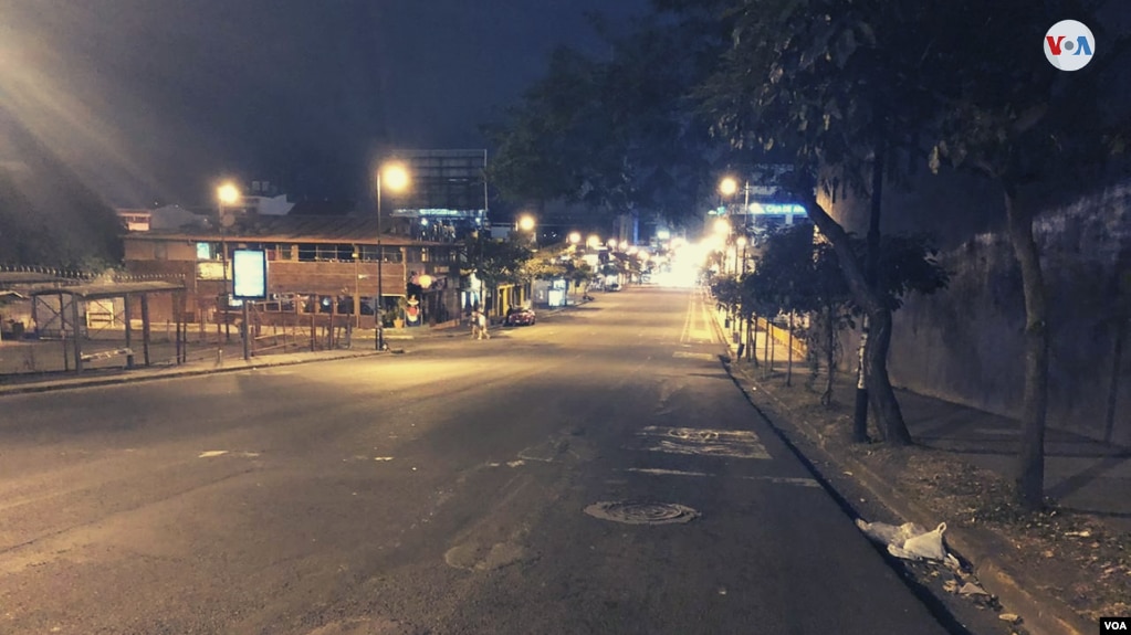 Así luce el final de la Avenida Segunda, la principal vía de San José, Costa Rica, debido a las medidas de restricción de vehículos y el cierre de comercios &nbsp;después de las 8 p.m. para hacer que los residentes se queden en casa. (Foto: Armando López)