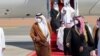 Putra Mahkota Arab Saudi Mohammed bin Salman menyambut Emir Qatar Sheikh Tamim bin Hamad al-Thani setibanya di Al-Ula, Arab Saudi, 5 Januari 2021. (Bandar Algaloud / Courtesy of Saudi Royal Court/Handout via REUTERS)
