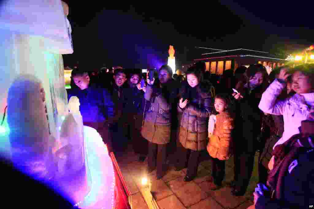 북한 평양 김일성광장에서 새해를 맞아 열린 얼음조각축전에서 시민들이 작품을 관람하고 있다.